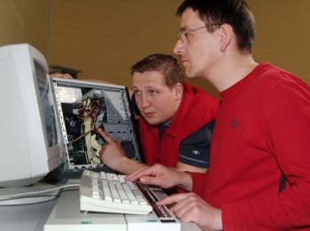 BFW-Mitarbeiter mit einem Probanden bei Hardwarearbeiten