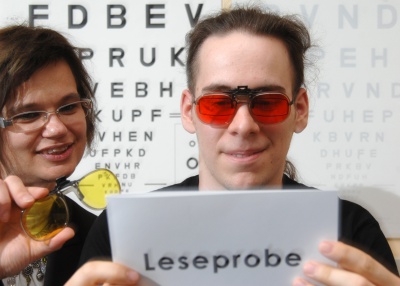 Proband beim Sehtest