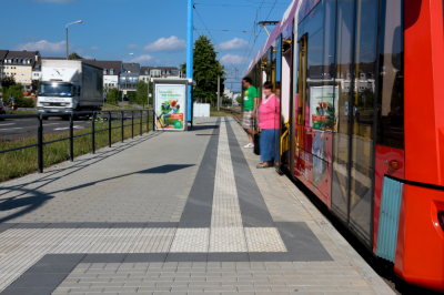 Foto eines Bahnsteigs mit Bodenindikatoren