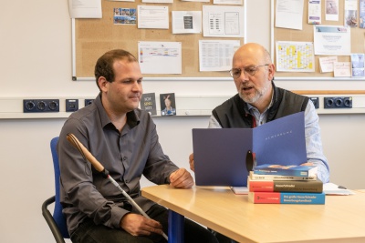 Blinder Teilnehmer beim Bewerbungstraining im Gespräch mit einem Case Manager